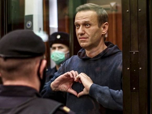 Сейчас любой брошенный в Навального камень — это подыгрывание власти