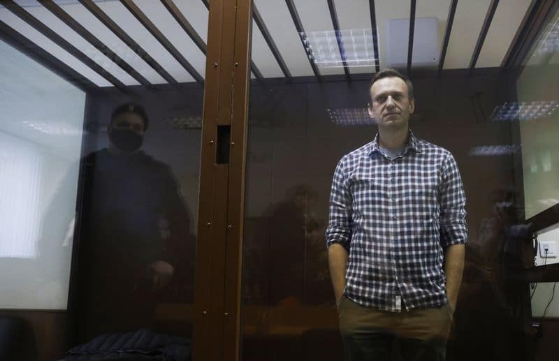 Суд оставил Навального в тюрьме, сократив срок на 1,5 месяца От Reuters