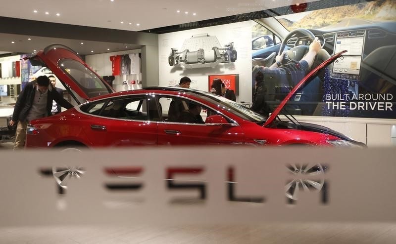 Tesla временно останавливает производство Model 3 От Investing.com