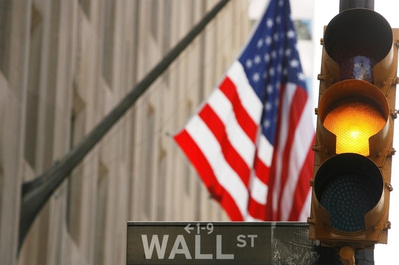 Уолл-стрит колеблется в ожидании утверждения пакета стимулов От Investing.com