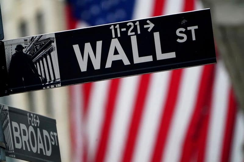 Уолл-стрит падает вслед за технологическими акциями; доходность облигаций растет От Reuters