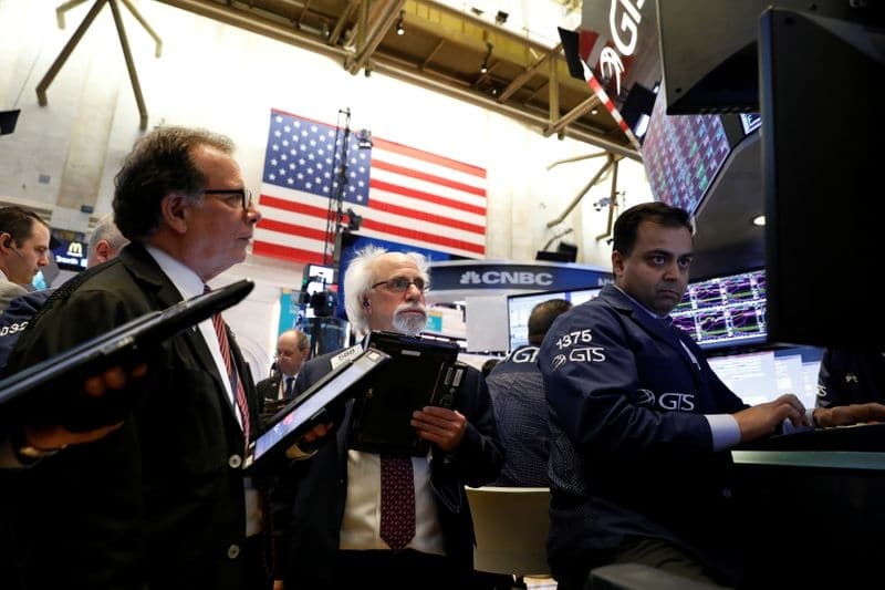 Уолл-стрит показала мощный рост второй день кряду, Безос покидает пост CEO Amazon От Reuters