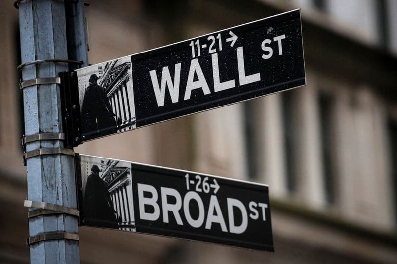Уолл-стрит закрылась без изменений на фоне роста циклических акций, падения техсектора От Reuters
