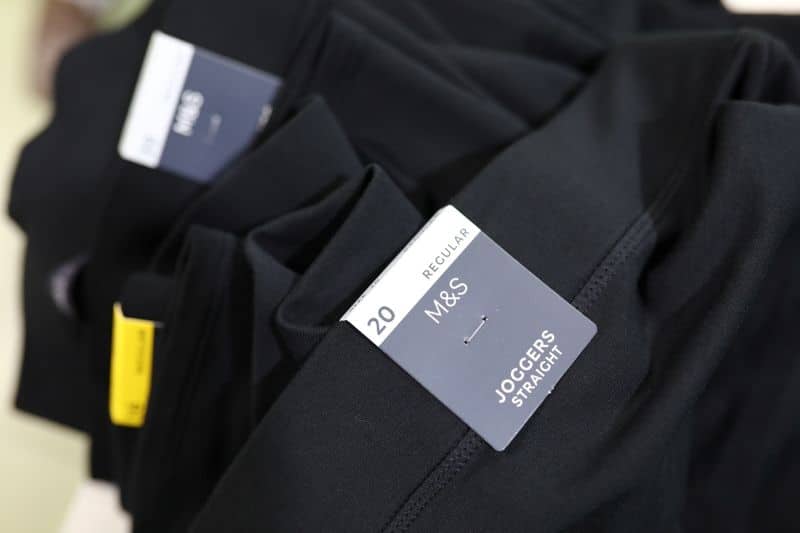В ФОКУСЕ-Какое восстановление? Ритейлеры одежды сокращают заказы, фабрики пытаются выжить От Reuters