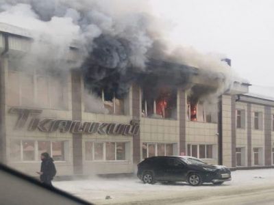 В Горно-Алтайске горит торговый центр. Люди прыгают из окон