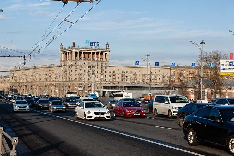 ВТБ и Тинькофф хотят приобрести долю в Санкт-Петербургской бирже От Investing.com