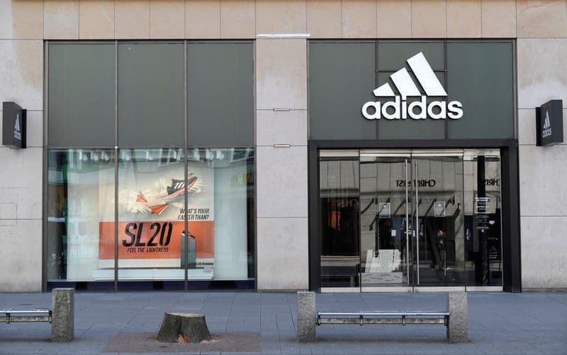 Adidas ожидает сильный рост продаж в 2021г От Reuters