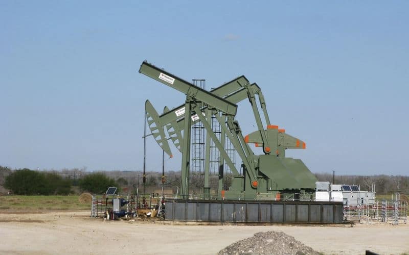 Цены на нефть растут из-за севшего на мель судна в Суэцком канале, локдаунов в Европе От Reuters