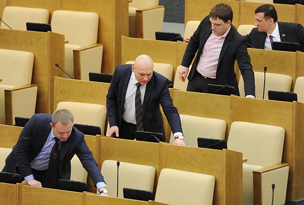 Депутат: уже год Госдума принимает законы без кворума