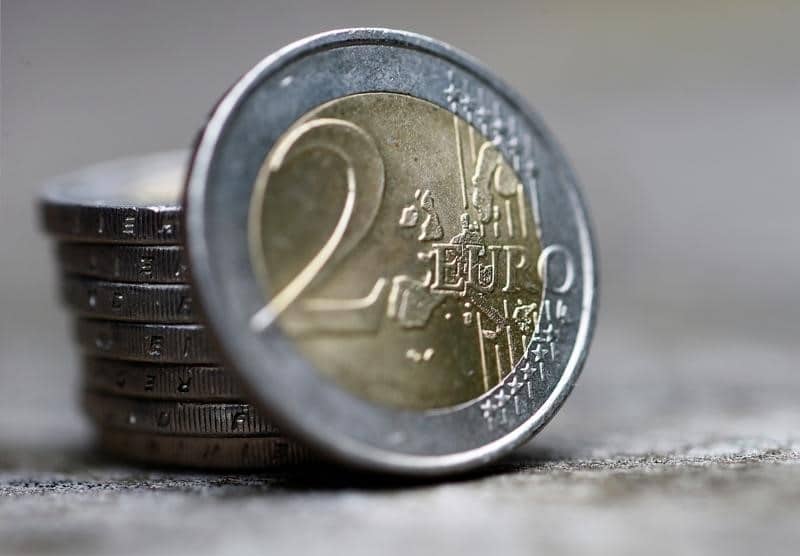 Доллар и евро снижаются в начале торгов на "Московской бирже" От IFX