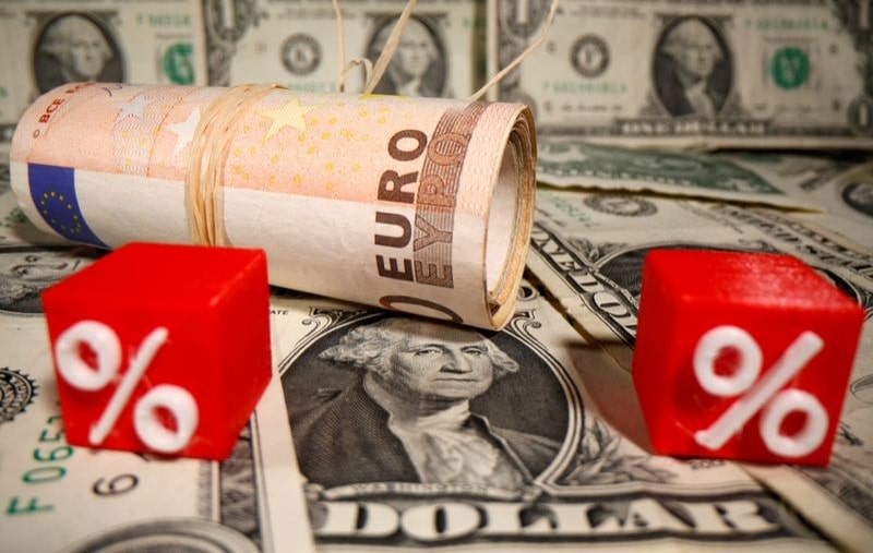 Доллар вблизи пика 4 месяцев к евро, рынки взвешивают прогнозы восстановления От Reuters