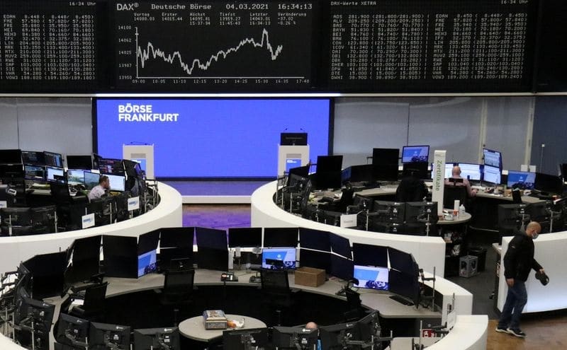Европейские акции снижаются, инвесторы разочарованы комментариями Пауэлла От Reuters