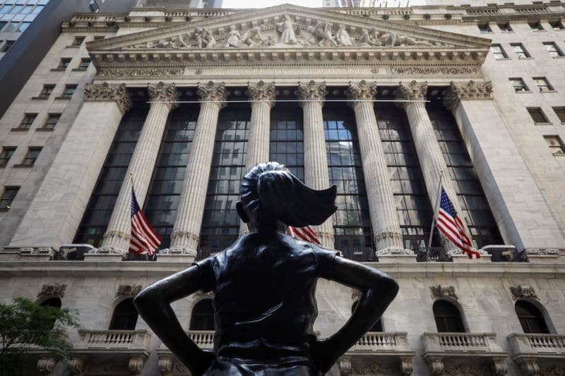 Индексы Dow и S&P в минусе, банковский сектор снижается От Reuters