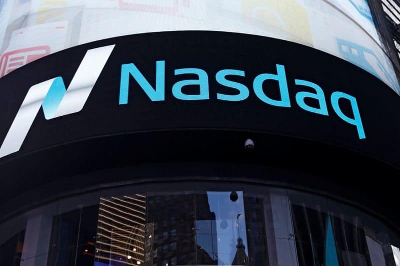 Индексы S&P 500, Nasdaq в минусе из-за снижения акций техсектора От Reuters