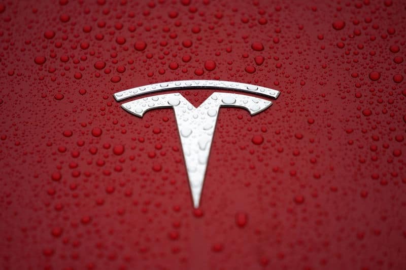 Капитализация Tesla упала почти на $300 млрд От Investing.com