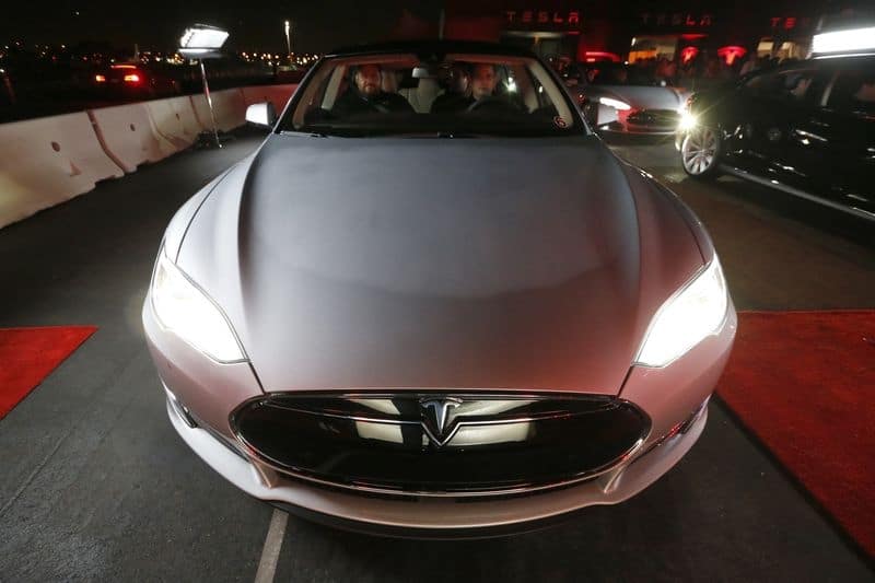 Китай ограничит использование Tesla госслужащими и военными От Investing.com