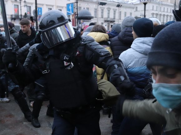 «Медуза»: ФСБ узнала о военных и росгвардейцах, поддержавших акции за Навального