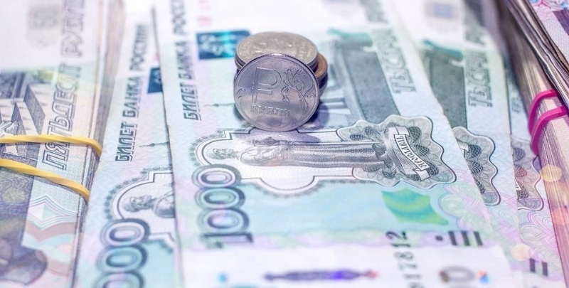 На курс рубля давят нефть и доллар