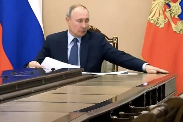 На «России 1» восхитились тем, как президент поймал карандаш