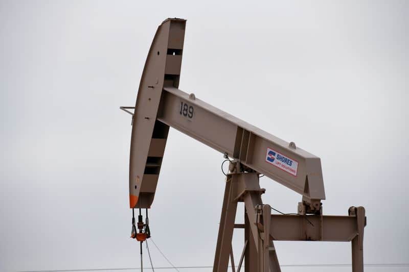 Нефть дешевеет из-за опасений о спросе на фоне роста запасов От Reuters