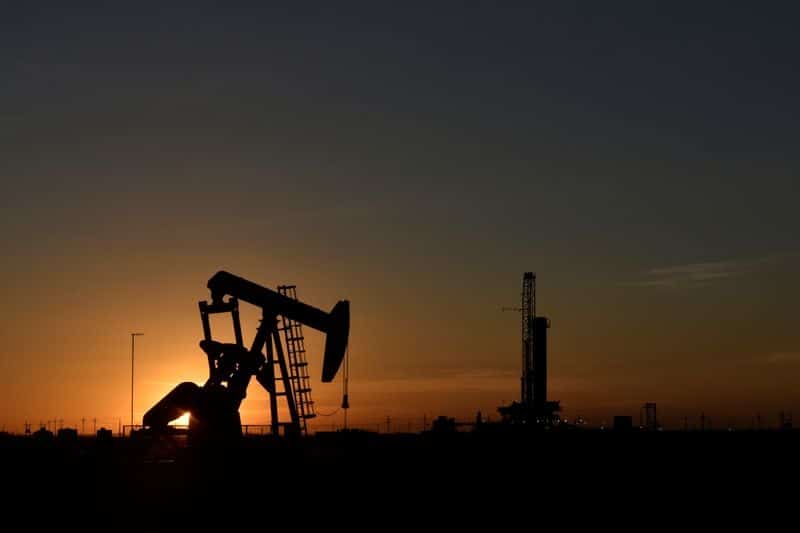 Нефть снижается из-за опасений увеличения предложения ОПЕК, слабой статистики из Китая От Reuters
