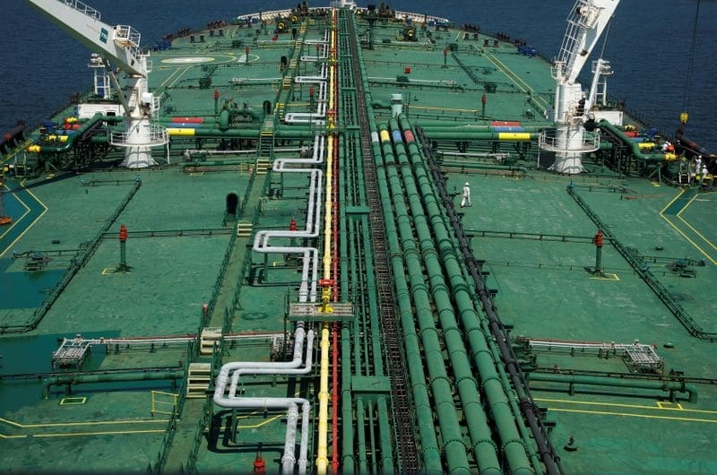 Нефть в минусе после возобновления навигации в Суэцком канале От Reuters