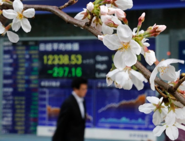 Nikkei закрылся в минусе после решения ЦБ Японии, Topix остался на пике 30 лет От Reuters