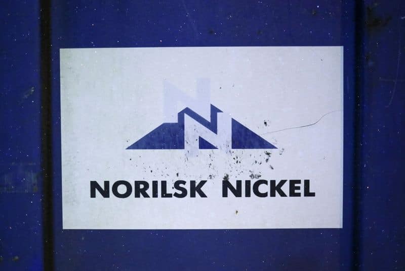 Норникель ожидает возобновление добычи на Октябрьском руднике в начале мая От Reuters