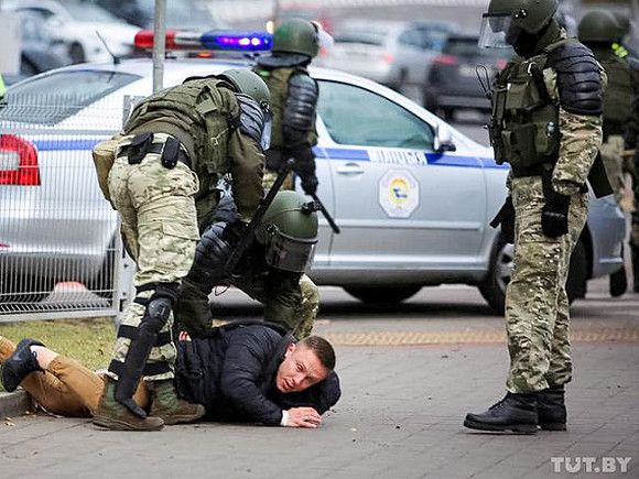 Режим защищает: к белорусским силовикам и работникам госСМИ приставят телохранителей