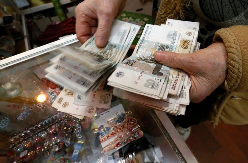 Рубль дешевеет из-за нефти, доллара и геополитики, доходность 10-летних ОФЗ выше 7% впервые с апр 20г От Reuters