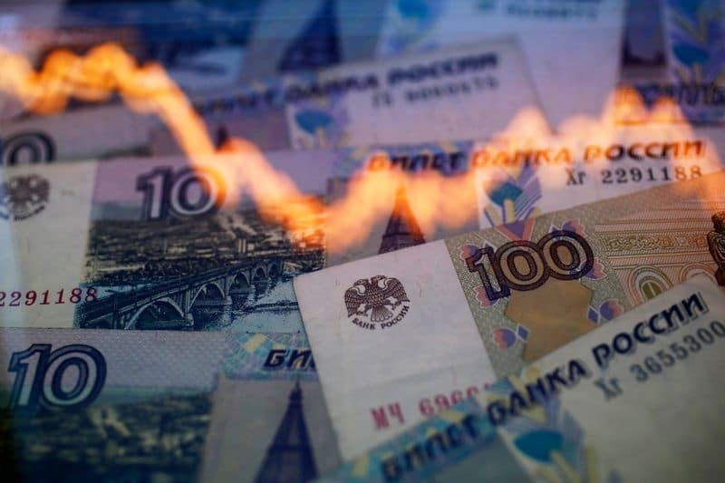 Рубль достиг к евро максимума с августа 2020 года От Reuters
