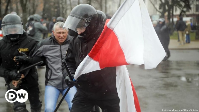 Силовики в Минске начали задерживать участников празднования Дня воли