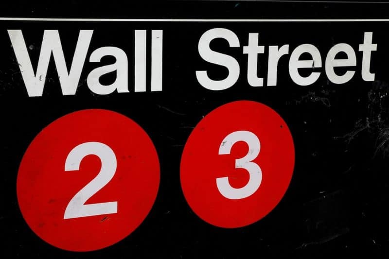 Уолл-стрит снижается после сильного роста накануне От Reuters