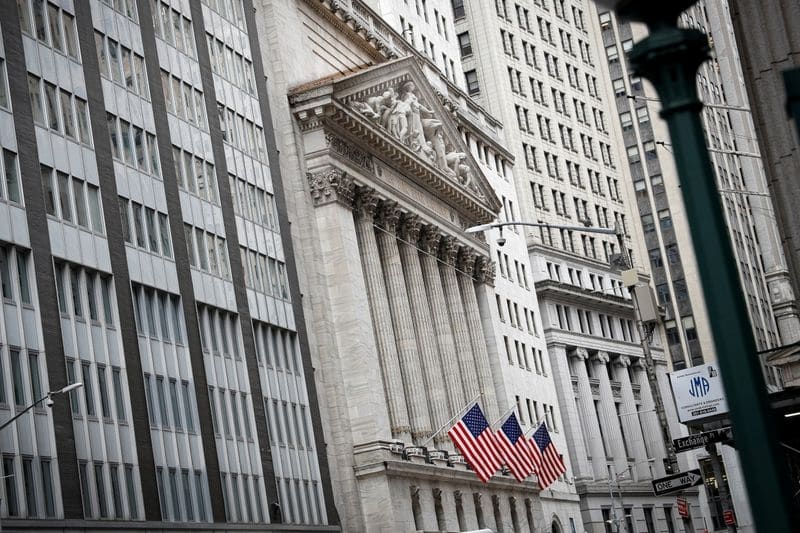 Уолл-стрит в плюсе, S&P 500 показал рекордный прирост с июня От Reuters