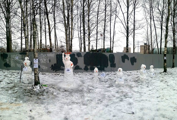 В Оренбурге снеговики устроили массовый пикет против пенсионной реформы