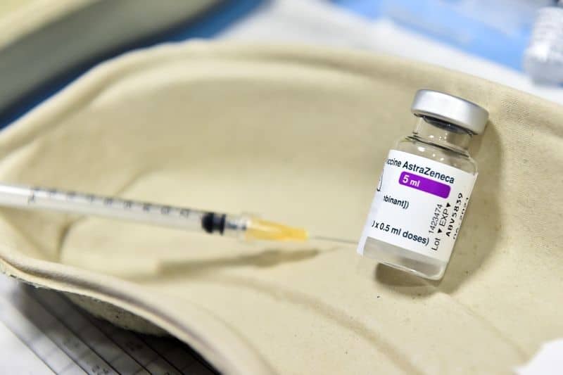 Власти США усомнились в данных об эффективности вакцины AstraZeneca от COVID-19 От Reuters