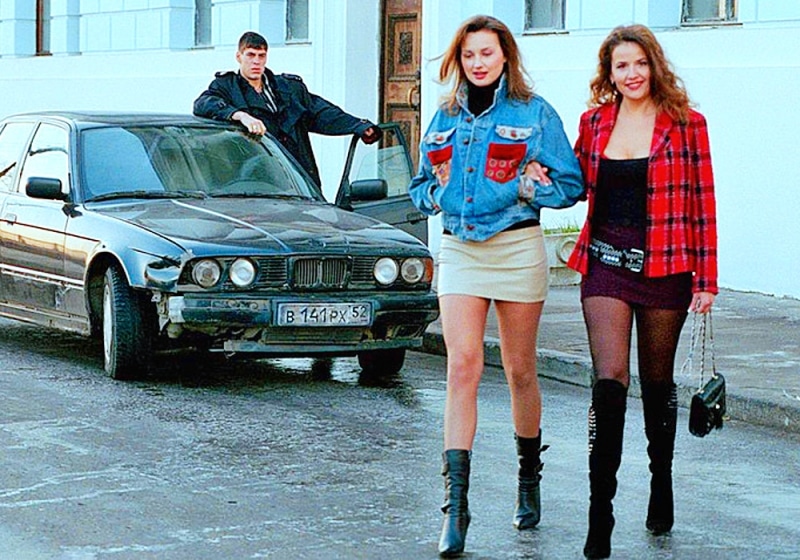 Внешность жен бандитов из 90-х стала трендом у россиянок