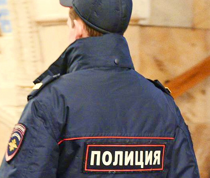Выстреливший в школьницу полицейский в Москве получил три года условно
