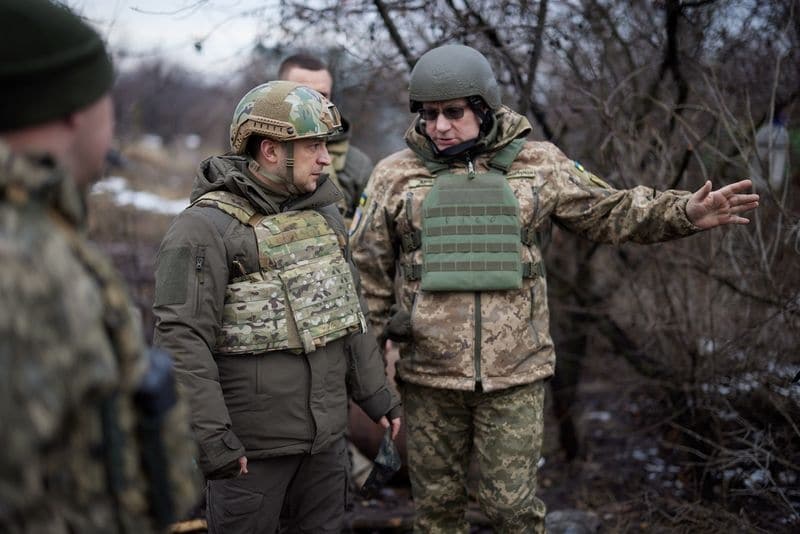Байден заверил, что Украина не останется одна против России -- Зеленский От Reuters