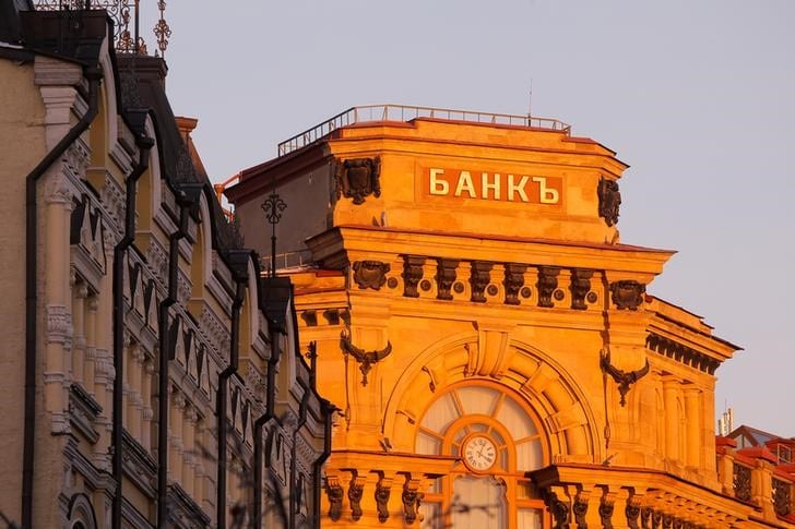 Банки передали коллекторам рекордные 582 млрд рублей долгов От Investing.com