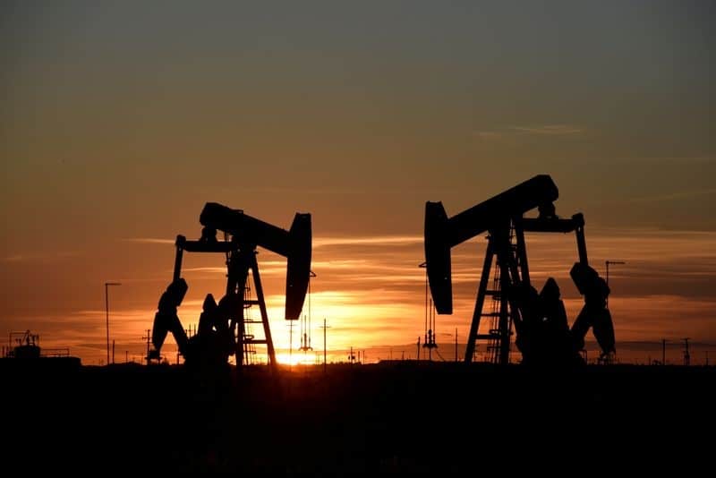 Цены на нефть растут, сильный прогноз спроса нивелировал тревоги в отношении Индии От Reuters
