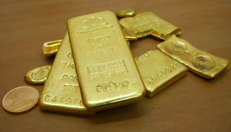 Цены на золото снизились, несмотря на ослабление доллара От Reuters