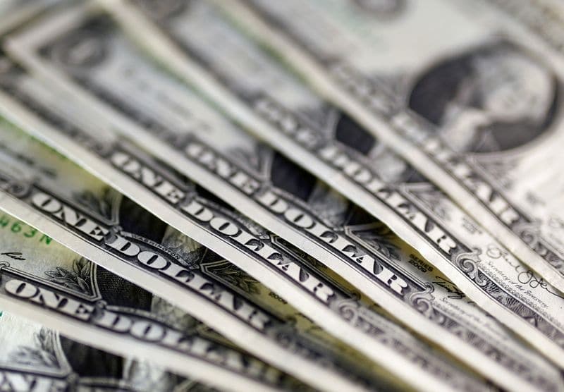 Доллар может показать вторую неделю снижения кряду из-за "голубиной" позиции ФРС От Reuters