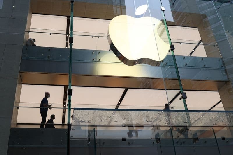 ЕС в пятницу предъявит Apple обвинения в антиконкурентном поведении -- источник От Reuters