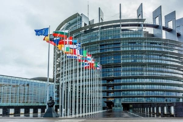 Европарламент принял резолюцию с предложением отключить Россию от SWIFT