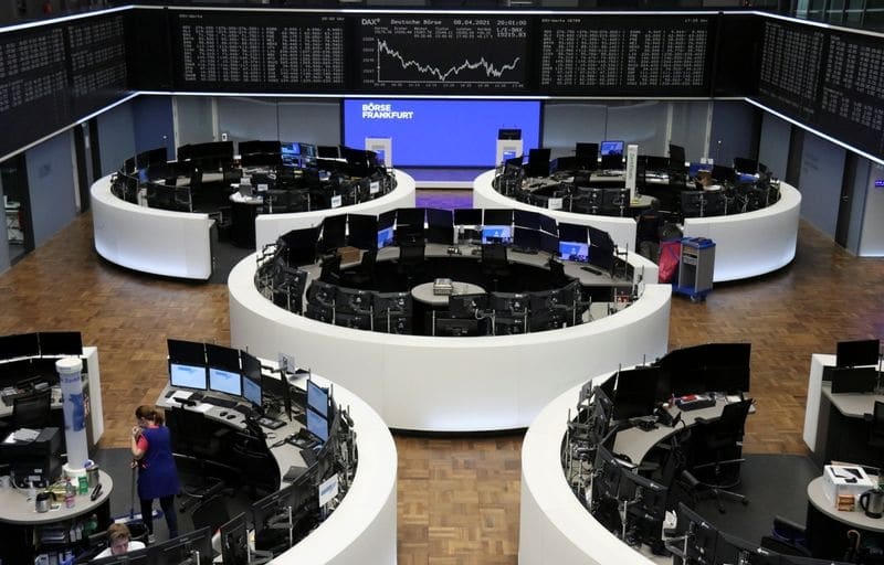 Европейские акции растут по итогам недели за счет надежд на быстрое восстановление экономики От Reuters