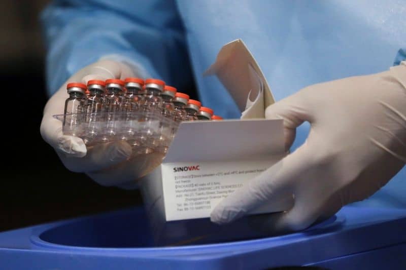 Китайская Sinovac нарастила мощности производства вакцины от COVID до 2 млрд доз От Reuters