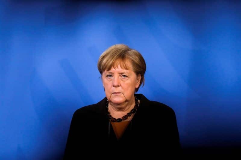 Меркель потребовала у Путина отказаться от усиления войск РФ у границ с Украиной -- заявление немецкого правительства От Reuters