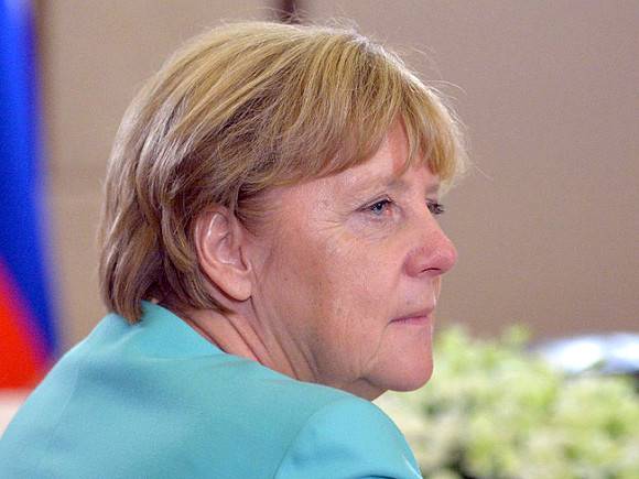 Меркель привилась признанной проблемой вакциной AstraZeneca