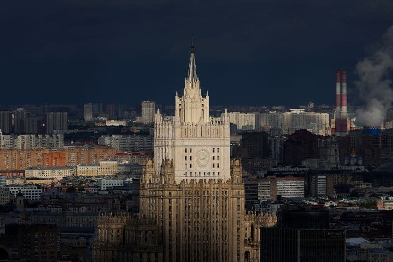МИД РФ объявил о высылке американских дипломатов, пригрозил США дальнейшими мерами От Reuters
